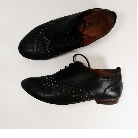 Lucky Brand Gedi Studded Vintage Look Flat - Picture 2 of 6